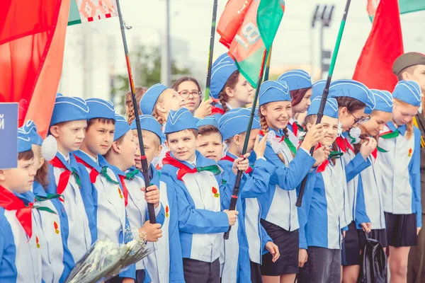 Minsk Weißrussland Mai 2017 Schüler Pioniere Mit Pionierkrawatten Grüßen Auf — Stockfoto