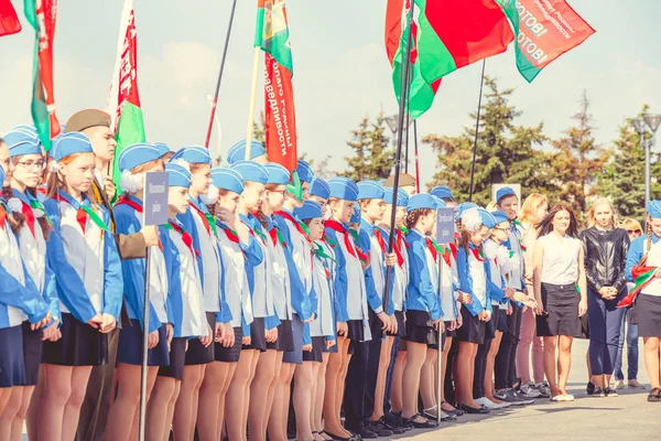 Minsk Weißrussland Mai 2017 Schüler Pioniere Mit Pionierkrawatten Grüßen Auf — Stockfoto