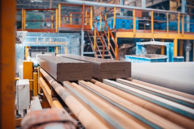 Ağır fabrikasında seramik karo için konveyör hattı. Fabrika seramik üretimi için.