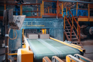 Ağır fabrikasında seramik karo için konveyör hattı. Fabrika seramik üretimi için.