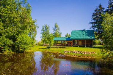 Göl yakınındaki kırsal evde ayna yansıması su, Hdr ile
