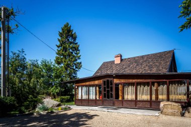 Bahar yeşil peyzaj ile büyük çiftlik ülke