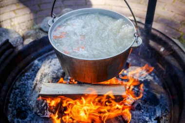 Bir kazan bir ateşe pişmiş balık çorbası ile