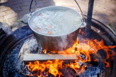 Bir kazan bir ateşe pişmiş balık çorbası ile