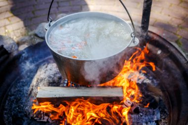 Bir kazan bir ateşe pişmiş balık çorbası ile