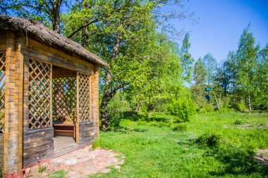 Nehir kıyısında güzel ev. Yaz manzara