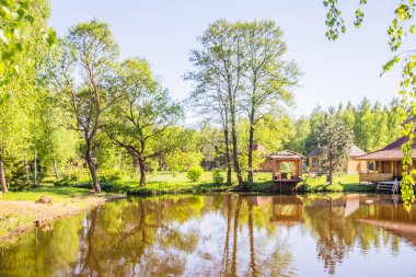 Nehir kıyısında güzel ev. Yaz manzara