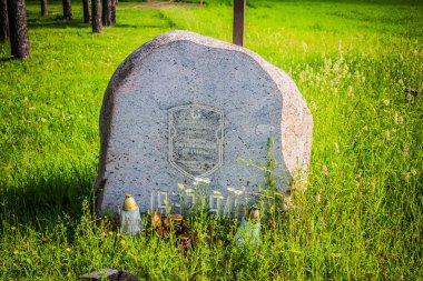 terk edilmiş bir mezarlık bir eski paslı ormanda çapraz