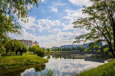 Güzel bahçe park ile dere yan yakınındaki yeşil ağaçtan