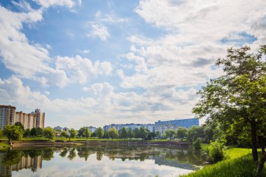 Güzel bahçe park ile dere yan yakınındaki yeşil ağaçtan