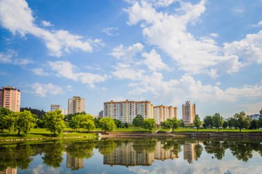Güzel bahçe park ile dere yan yakınındaki yeşil ağaçtan