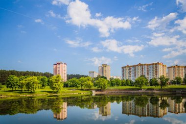 Güzel bahçe park ile dere yan yakınındaki yeşil ağaçtan