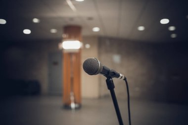mikrofon konser salonu veya konferans odasında yumuşak ve arka plan bulanıklık stili