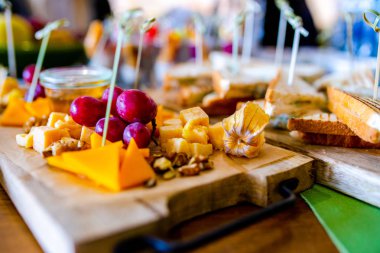 Burgerler, soğuk atıştırmalıklar, et ve salatalarla dolu açık büfe masası.