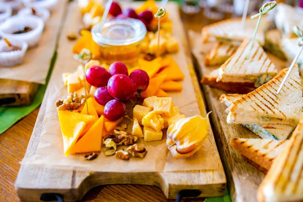 Mesa Buffet Recepción Con Hamburguesas Snacks Fríos Carnes Ensaladas — Foto de Stock