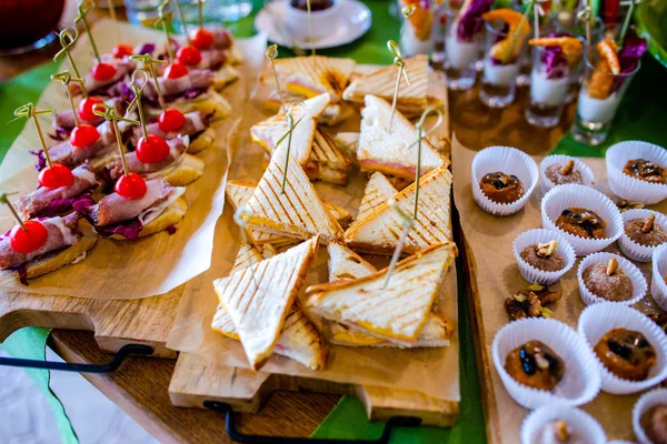 Buffet Table Reception Burgers Cold Snacks Meat Salads — Stock Photo, Image