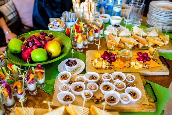 Mesa Buffet Recepción Con Hamburguesas Snacks Fríos Carnes Ensaladas — Foto de Stock