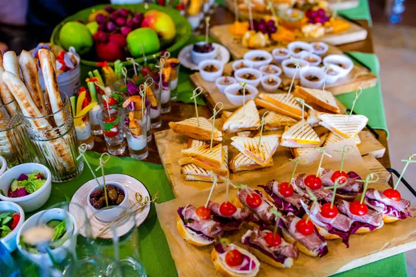 Mesa Buffet Recepción Con Hamburguesas Snacks Fríos Carnes Ensaladas — Foto de Stock