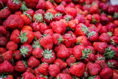 Canlı renkli kırmızı çilek meyve piyasada