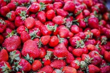 Canlı renkli kırmızı çilek meyve piyasada