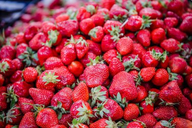 Canlı renkli kırmızı çilek meyve piyasada