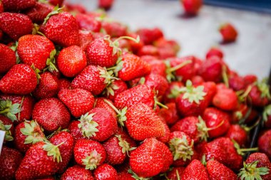 Canlı renkli kırmızı çilek meyve piyasada