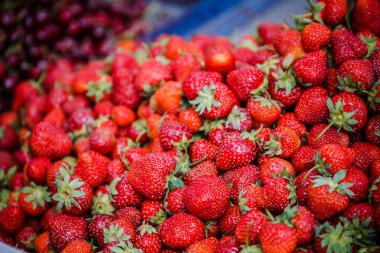 Canlı renkli kırmızı çilek meyve piyasada