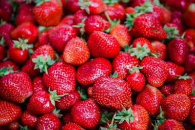 Canlı renkli kırmızı çilek meyve piyasada