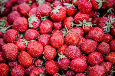 Canlı renkli kırmızı çilek meyve piyasada