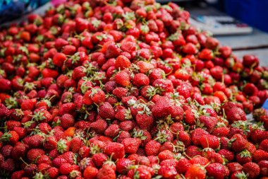 Canlı renkli kırmızı çilek meyve piyasada