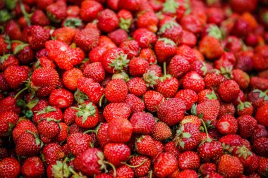 Canlı renkli kırmızı çilek meyve piyasada