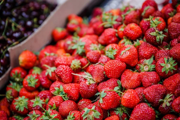 Canlı renkli kırmızı çilek meyve piyasada