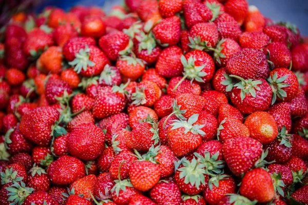 Canlı renkli kırmızı çilek meyve piyasada