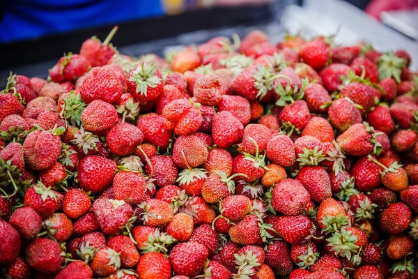Canlı renkli kırmızı çilek meyve piyasada