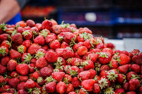 Canlı renkli kırmızı çilek meyve piyasada