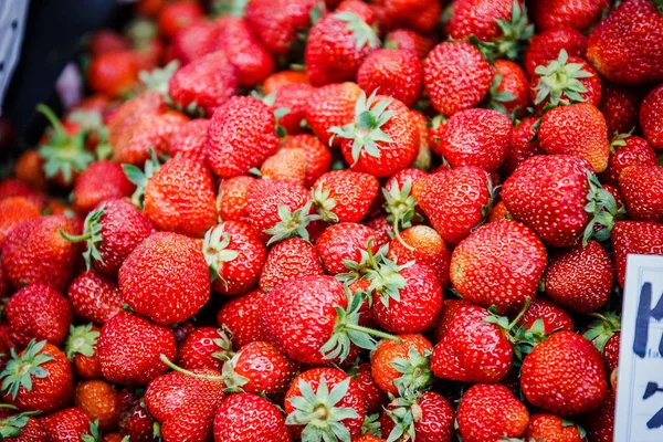 Canlı renkli kırmızı çilek meyve piyasada