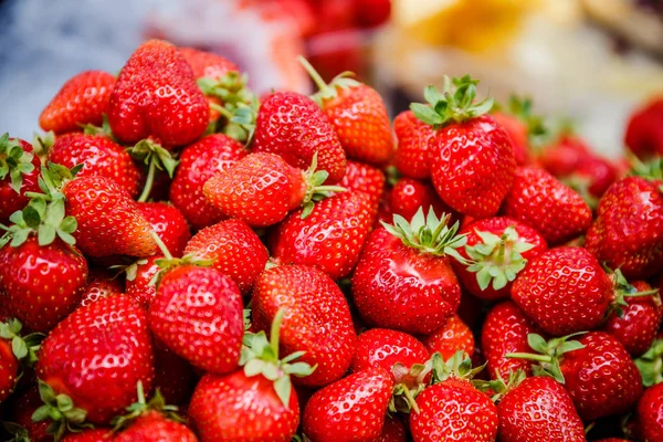 Canlı renkli kırmızı çilek meyve piyasada