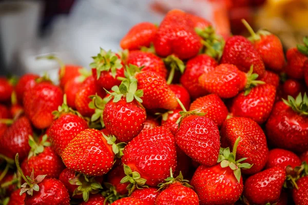 Canlı renkli kırmızı çilek meyve piyasada