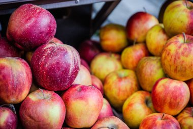 Bir Pazar portre üzerinde taze kırmızı elmalar