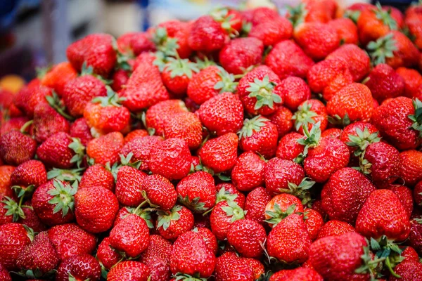 Canlı renkli kırmızı çilek meyve piyasada