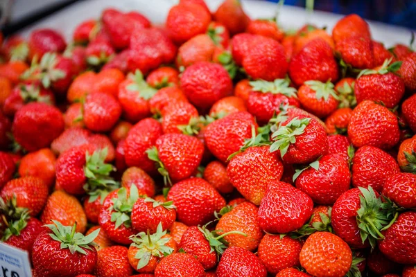 Canlı renkli kırmızı çilek meyve piyasada