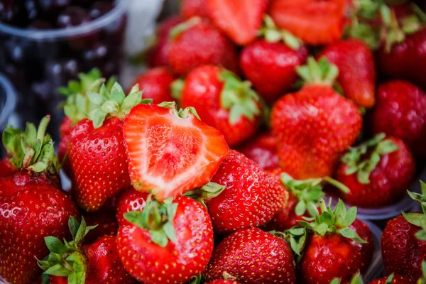 Canlı renkli kırmızı çilek meyve piyasada