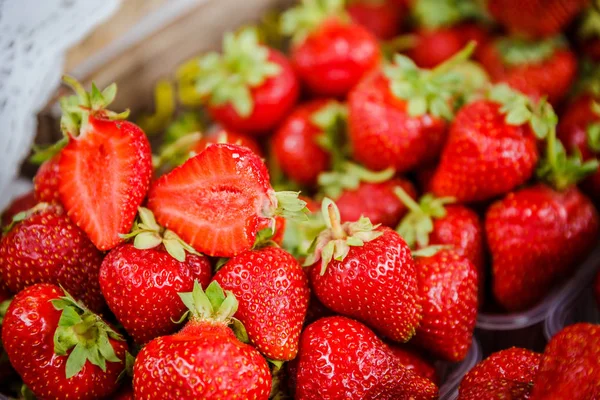 Canlı renkli kırmızı çilek meyve piyasada