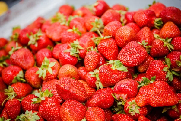 Canlı renkli kırmızı çilek meyve piyasada