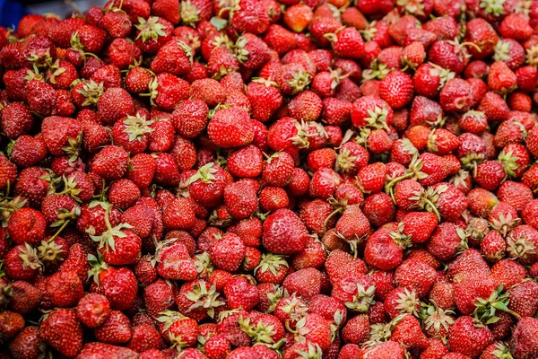 Canlı renkli kırmızı çilek meyve piyasada