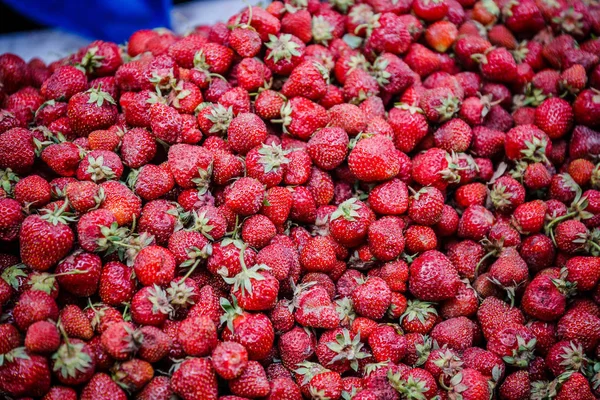 Canlı renkli kırmızı çilek meyve piyasada