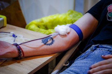 bir adam dövme olan bir klinik kan bağışladı