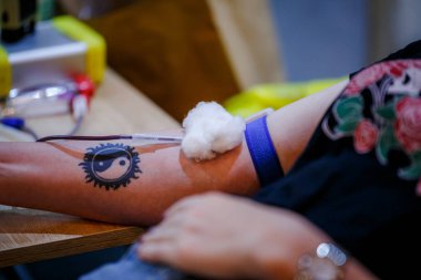 bir adam dövme olan bir klinik kan bağışladı