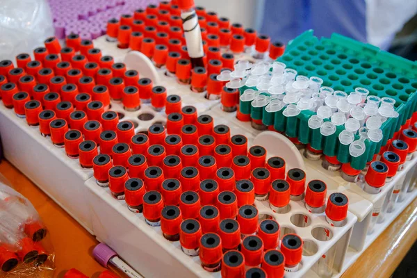 masanın üzerinde bir çekmecede kan bağış için ampul yalan