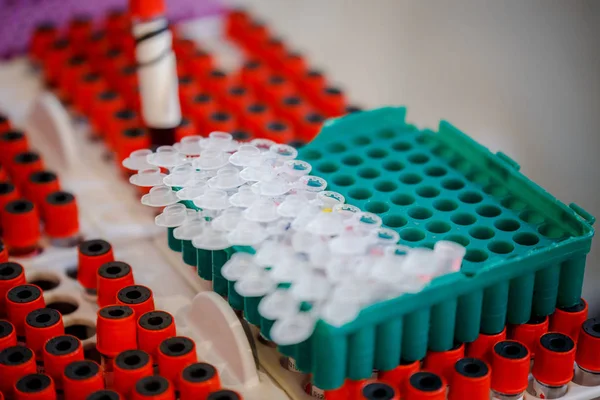 masanın üzerinde bir çekmecede kan bağış için ampul yalan